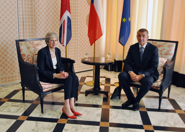 Andrej Babiš s britskou premiérkou Theresou Mayovou.
