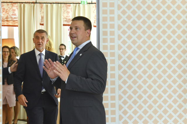 Estonský premiér Jüri Ratas, Andrej Babiš v pozadí.