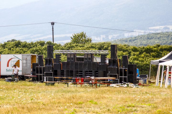 V ústecké čtvrti Všebořice se koná technoparty. Na soukromý pronajatý pozemek do krajského města se přesunuli 27. července 2018 účastníci akce, kteří přijeli k obci Chuderov nedaleko Ústí.