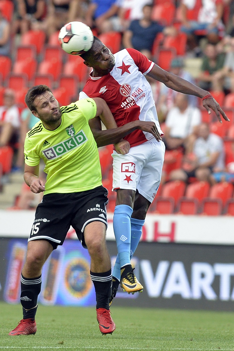 Obránce Slavie Simon Deli (vpravo) vybojoval míč v souboji s útočníkem Karviné Tomášem Wágnerem.