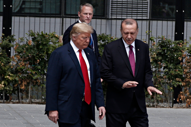 Trump s Erdoganem na společném jednání. 