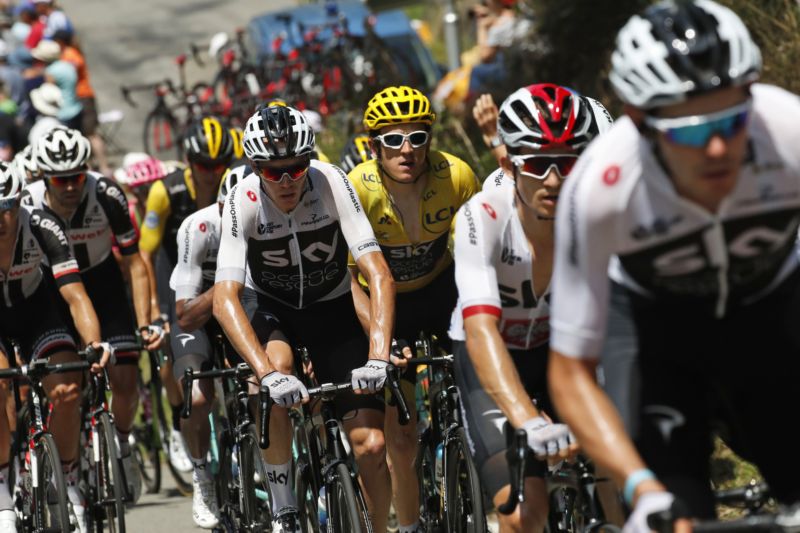 ŽIVĚ: Tour vrcholí, spurteři zabojují o triumf na Champs-Élysées.