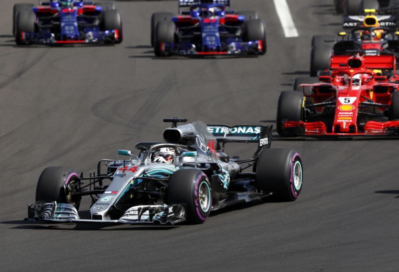 Lewis Hamilton ve svém monopostu na prvním místě. Lewis Hamilton ve svém monopostu na prvním místě.