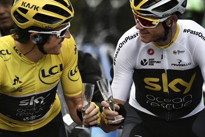 Thomas (vlevo) a Froome si připíjí v průběhu poslední etapy.