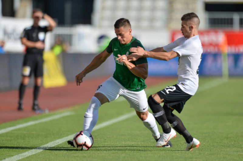 Srdjan Plavšič ze Sparty (v bílém) v souboji s Tomášem Holešem.