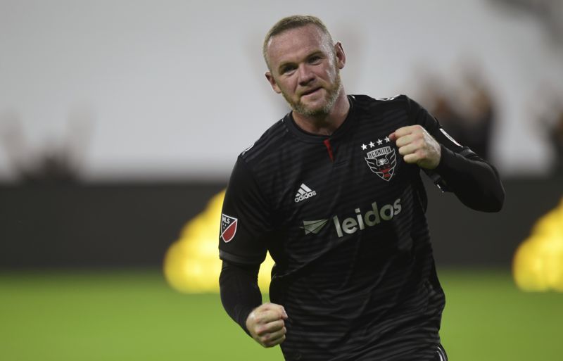 Wayne Rooney slaví branku do sítě Colorada Rapids.