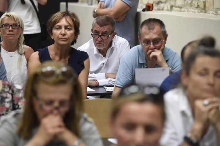 Do Horoměřic u Prahy přijel 29. července 2018 na setkání bývalých klientů zkrachovalého H-Systemu, členů bytového družstva Svatopluk, premiér Andrej Babiš (uprostřed).