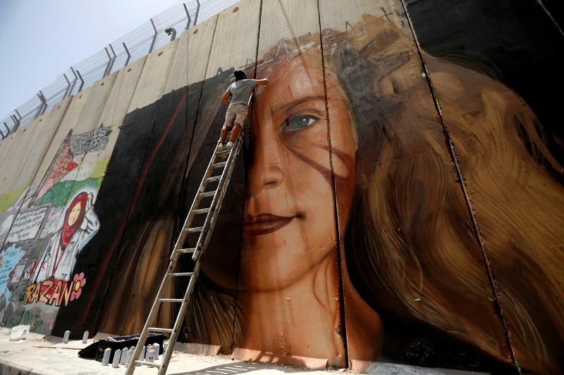 Italové namalovali na zeď obří portrét Palestinky, jsou vyhoštěni.