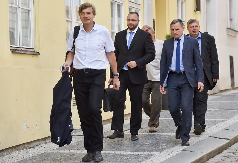 Zástupci bytového družstva Svatopluk přicházejí na jednání s konkurzním správcem H-Systemu Josefem Monsportem.