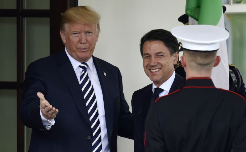Americký prezident Donald Trump ocenil italského premiéra Giuseppea Conteho za rázný protiimigrační přístup jeho vlády.