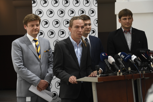 Předseda Pirátů Ivan Bartoš se svými stranickými kolegy.