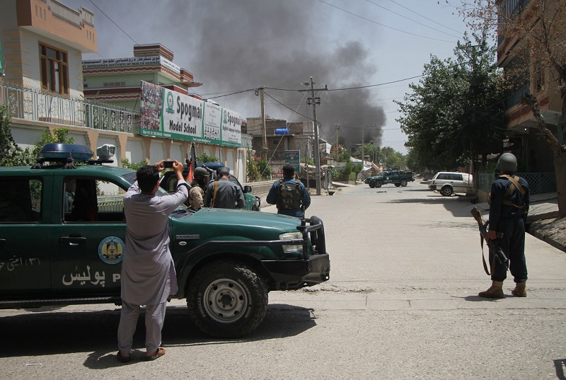 V Afghánistánu explodovala mina, když na ni najel autobus. V Afghánistánu explodovala mina, když na ni najel autobus.