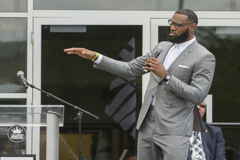 Hvězdný basketbalista LeBron James otevřel v rodném Akronu základní školu pro znevýhodněné děti.