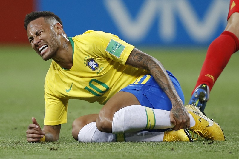Brazilský útočník Neymar v reklamním spotu přiznal, že na fotbalovém šampionátu simuloval.