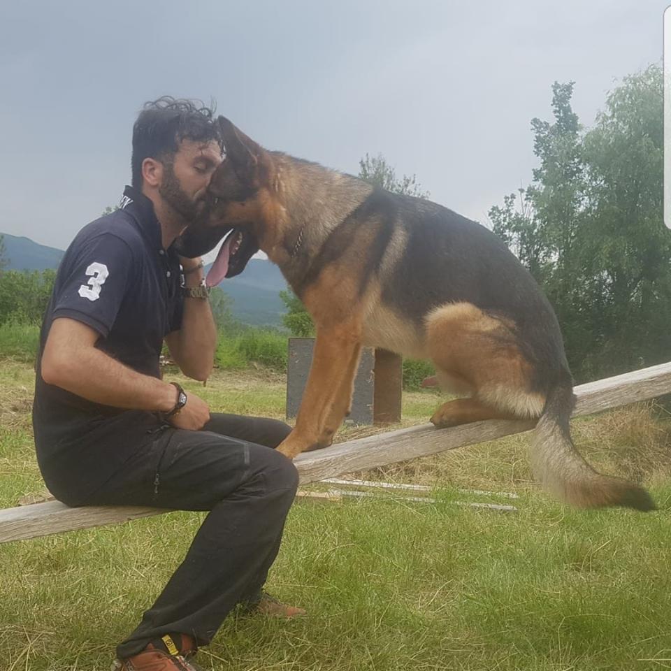 Na snímku Fabiano Ettorre a jeho pes Kaos, který zachraňoval lidské životy. Na snímku Fabiano Ettorre a jeho pes Kaos, který zachraňoval lidské životy.