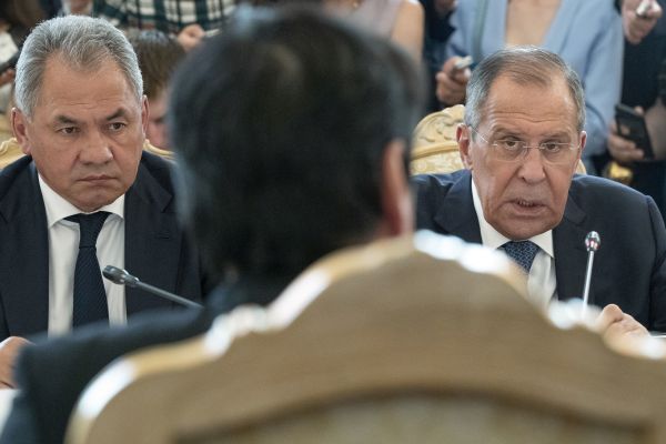 Japonský ministr obrany Icunori Onodera (vlevo) a Sergej Lavrov (vpravo)