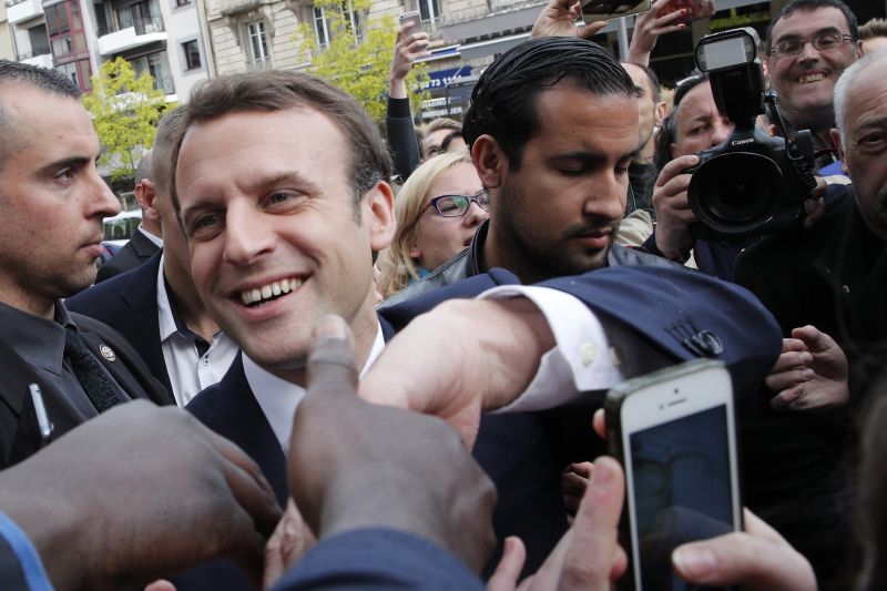 Emmanuel Macron (vlevo) a Alexandre Benalla.
