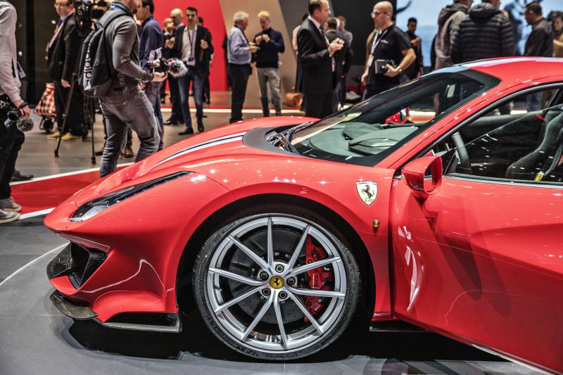 Ferrari 488 Pista s osmiválcem se 720 koňmi na autosalonu v Ženevě.