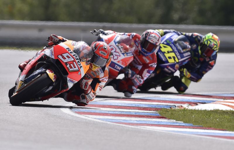Moto GP v Brně 2017, zleva Marc Márquez, Andrea Dovizioso a Valentino Rossi.