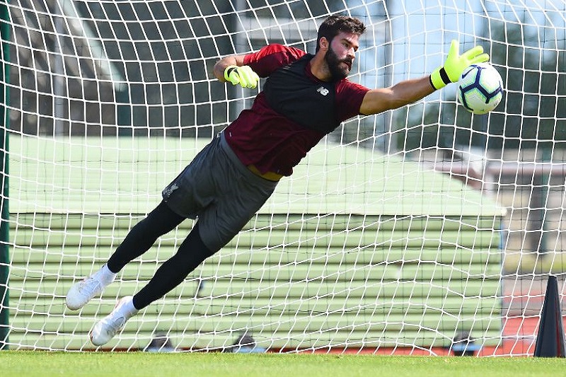 Brazilský brankář Alisson má za sebou první trénink v Liverpoolu.