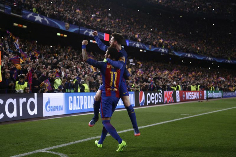 Slavící Neymar a Lionel Messi na fotbalovém stadionu Camp Nou v Barceloně.