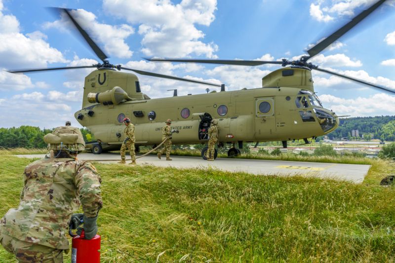 Cvičení NATO, vrtulník CH-47 Chinook.