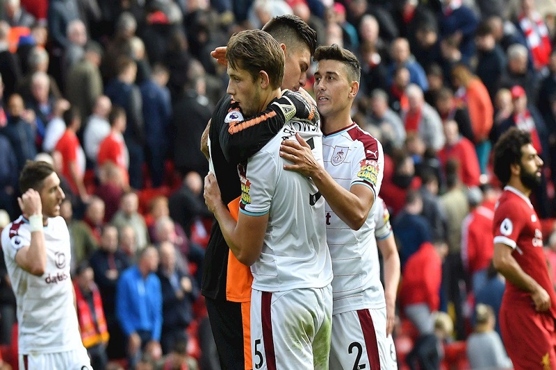 Burnley chce kvůli zraněním brankářů výjimku od UEFA.