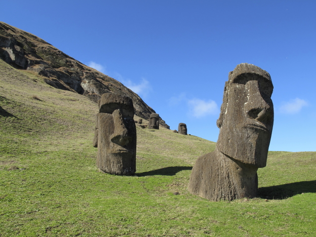 Obří sochy moai na Velikonočním ostrově.