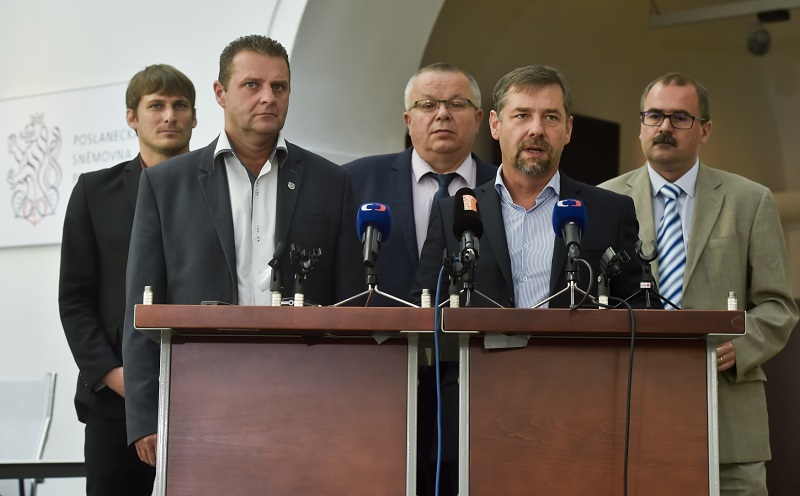 Zleva místopředsedové Výboru pro bezpečnost Poslanecké sněmovny Lukáš Kolářík, Zdeněk Ondráček a Jiří Mašek, předseda výboru Radek Koten a místopředseda Pavel Žáček.