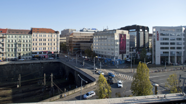 Křižovatka ulice Vinohradská a Legerova.