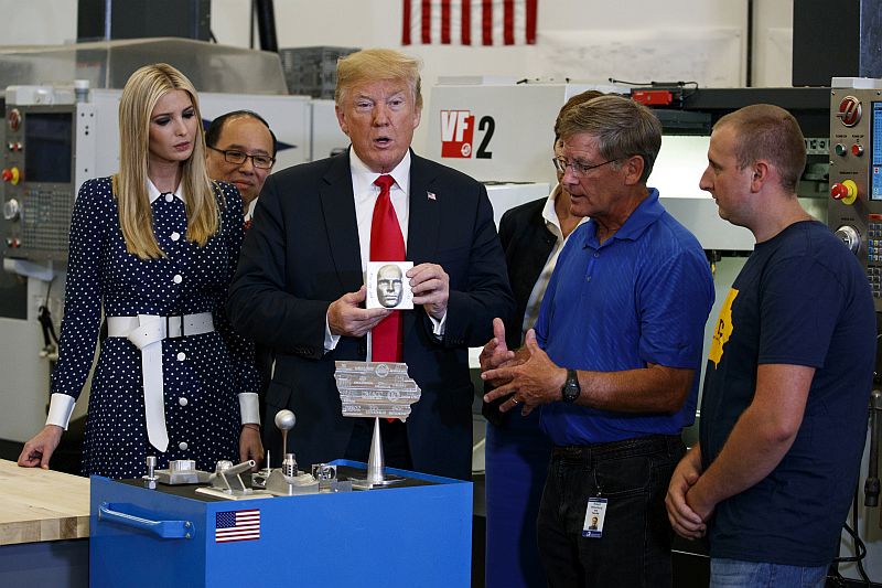 Americký prezident Donald Trump a jeho dcera Ivanka (vlevo).