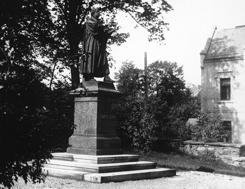 Socha Martina Luthera v Aši na snímku z roku 1935.