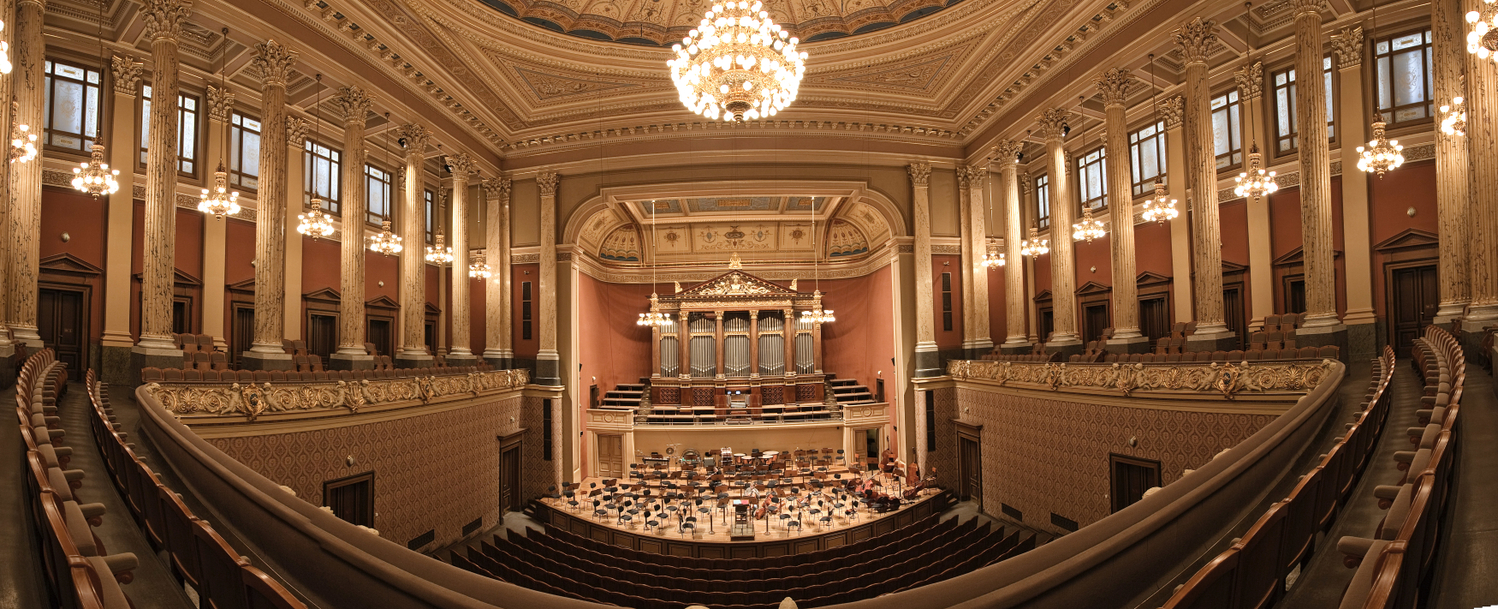 Dvořákova koncertní síň v novorenesanční budově Rudolfina, která je zároveň sídlem České filharmonie.