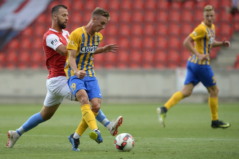 Josef Hušbauer (vlevo) řídil výhra Slavie, sám vstřelil dva góly.