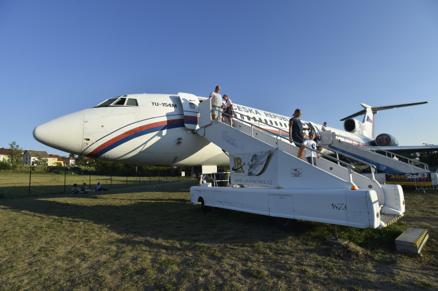 Bývalý vládní letoun Tu-154, takzvaný Naganský expres, na jehož palubě slavili čeští hokejisté v roce 1998 olympijské zlato, se 3. srpna 2018 večer slavnostně rozsvítil v Leteckému muzeu v Kunovicích na Uherskohradišťsku.
