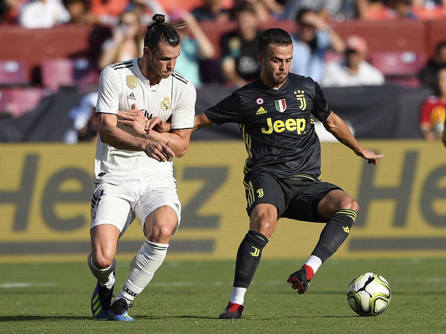 Gareth Bale v souboji s Miralemem Pjanićem. 