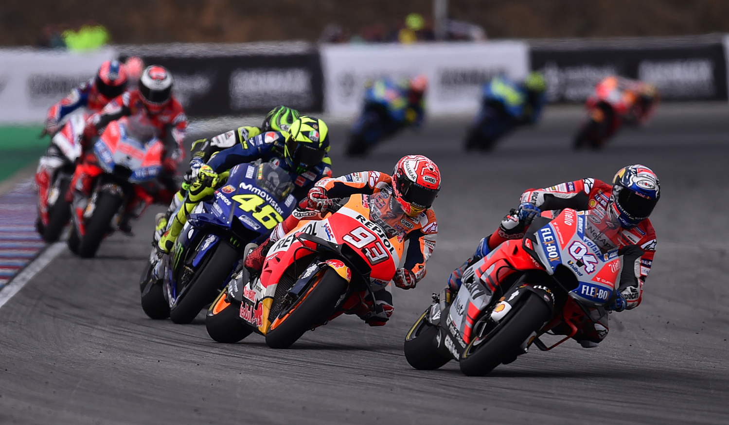 Velká cena České republiky, závodu mistrovství světa silničních motocyklů kategorie MotoGP 5. srpna 2018 v Brně. Zprava vítěz Andrea Dovizioso z Itálie, třetí Marc Márquez ze Španělska a pátý Valentino Rossi z Itálie.
