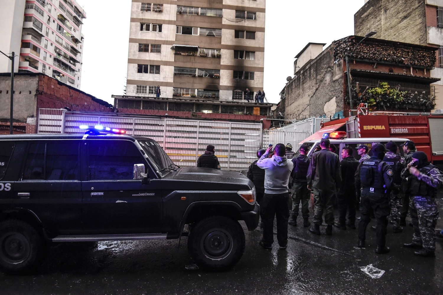 Policie u budovy, do které během Madurova projevu narazil dron ozbrojený výbušninami.