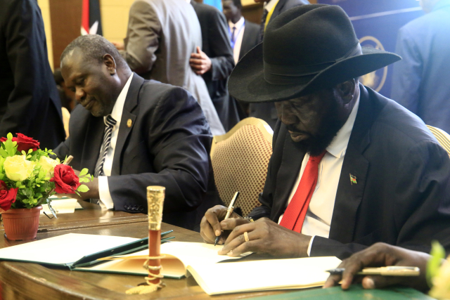 Prezident Jižního Súdánu Salva Kiir (vpravo) a lídr ozbrojené opozice Riek Machar podepsali mírovou dohodu.