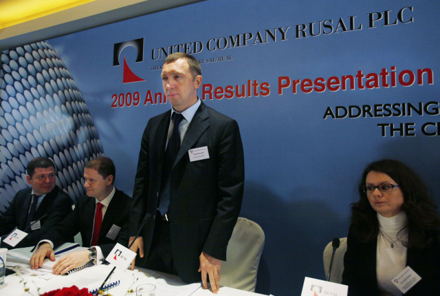 Hlavní akcionář firmy Rusal Oleg Děripaska (uprostřed). Hlavní akcionář firmy Rusal Oleg Děripaska (uprostřed).