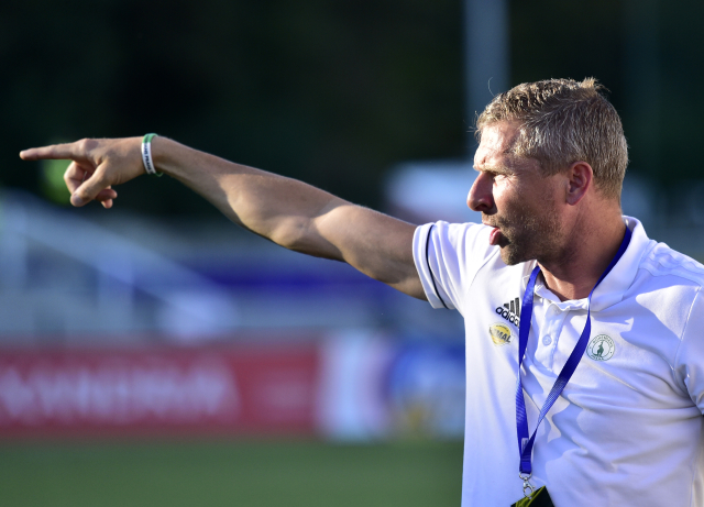 Martin Hašek při zápase proti Dukle. 