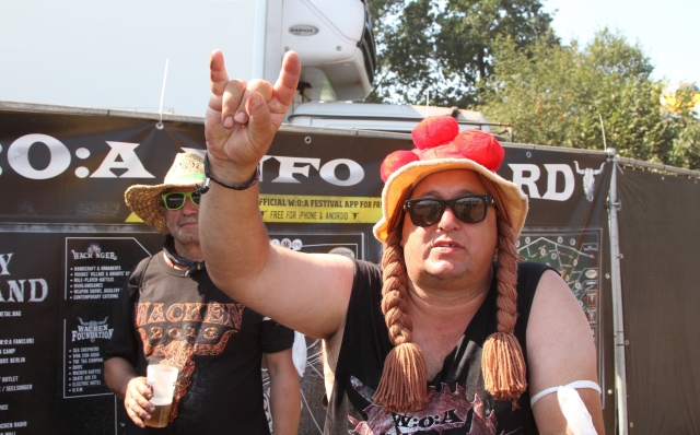 Fanoušci metalu na festivalu v Hackenu. 