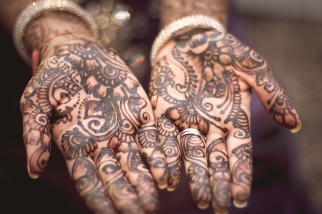 Henna se používá ke zdobení těla nebo barvení vlasů.