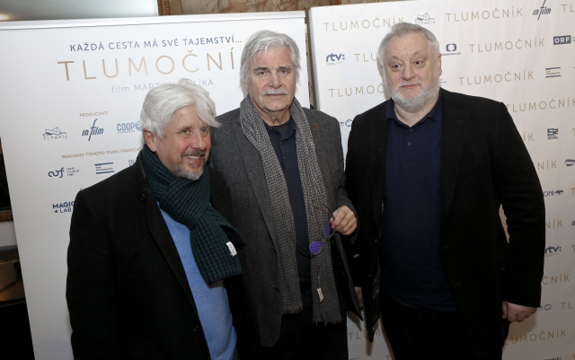 Na snímku zleva producent snímku Tlumočník Rudolf Biermann, rakouský herec Peter Simonischek a režisér Martin Šulík.