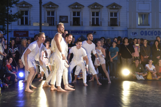Skupina Losers Cirque Company.