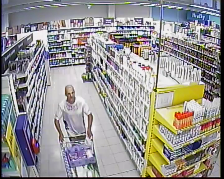 Z obchodu ujel s košíkem plným cigaret za 105 tisíc. 