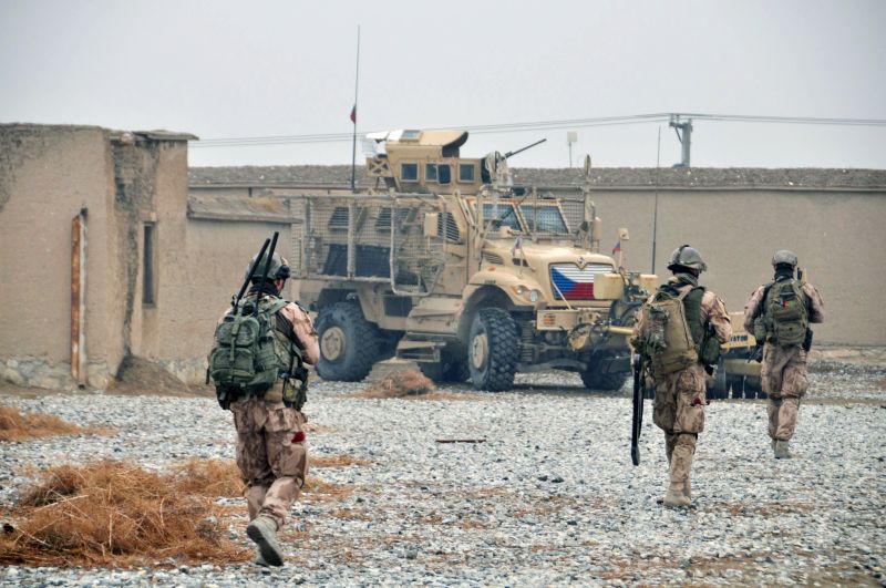 Čeští vojáci na základně Bagrám v Afghánistánu, v pozadí je bojové vozidlo MRAP. Čeští vojáci na základně Bagrám v Afghánistánu, v pozadí je bojové vozidlo MRAP.