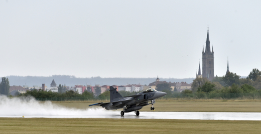 AS-39 Gripen startuje, aby na hranicích doprovodil letoun s padlými vojáky.