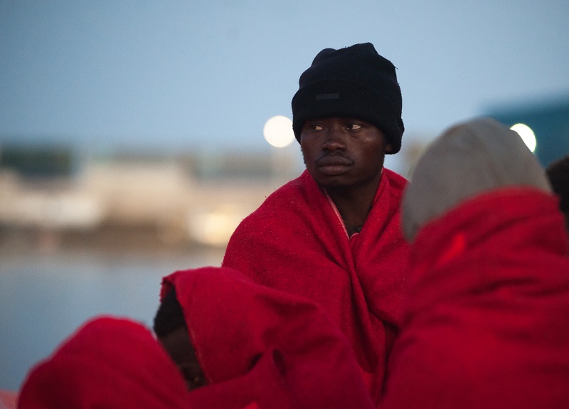 Loď s africkými migranty dorazila do Španělska.