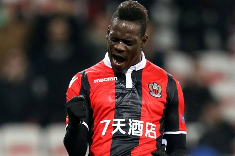Italský útočník Mario Balotelli si při vodních radovánkách málem ublížil. Italský útočník Mario Balotelli si při vodních radovánkách málem ublížil.